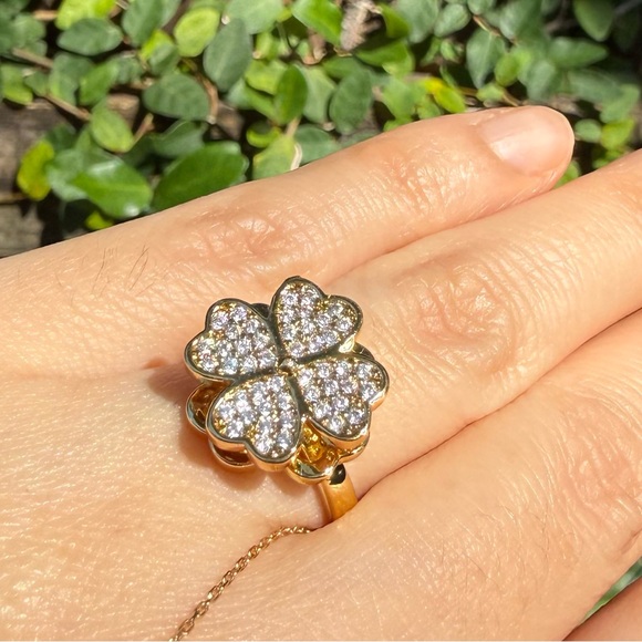 Gold Clover Ring with Crystals Anxiety Ring

Spinning ring - Picture 3 of 7